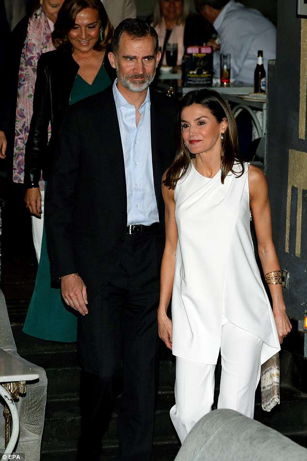 谁说莱蒂齐亚不爱珠宝？光是腕间都很精彩，最爱婆婆送的字母手链