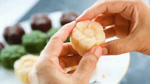 做好的冰皮月饼多久会变硬,冰皮月饼的皮冷冻后变硬怎么解决