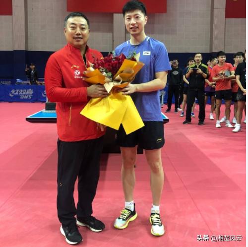 刘国梁带地主家的傻儿子图片,刘国梁给孩子买礼物