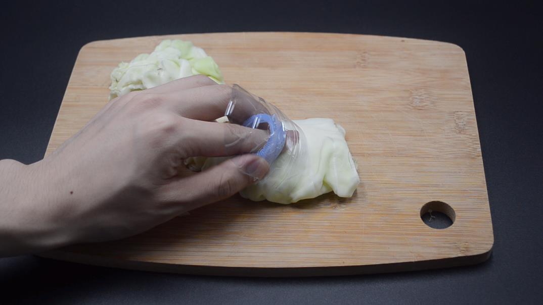 厨房里放个塑料瓶太厉害了，现在知道也为时不晚，尽早叮嘱家里人