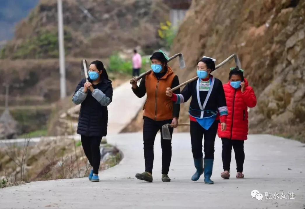 前线有方舱“保护神”，后方有*党**员“服务队”：这场疫情防控阻击战，必赢