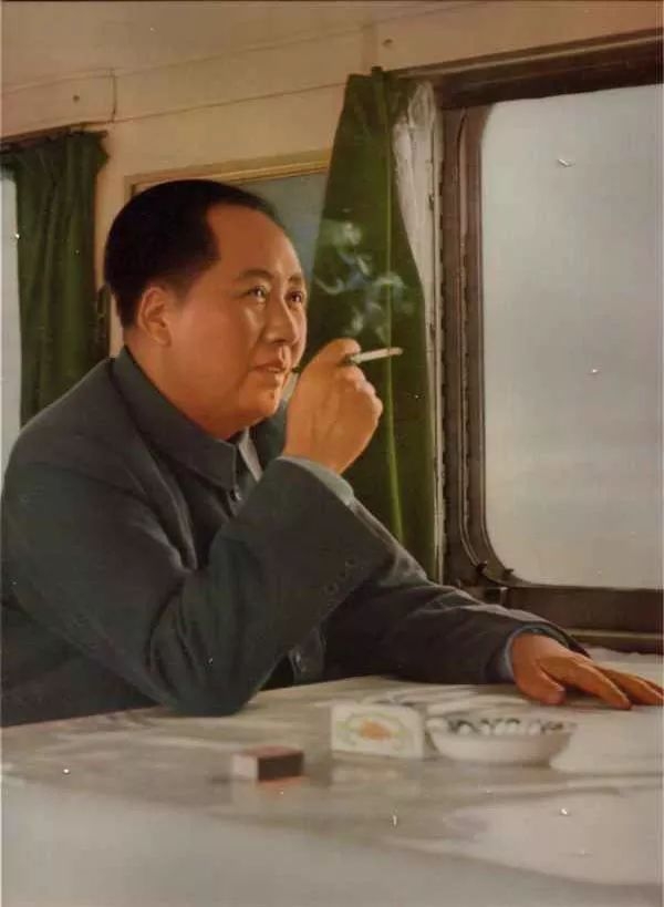 毛*东泽**接待朋友时,发现兜里只剩一根烟,随手一个动作尽显智慧