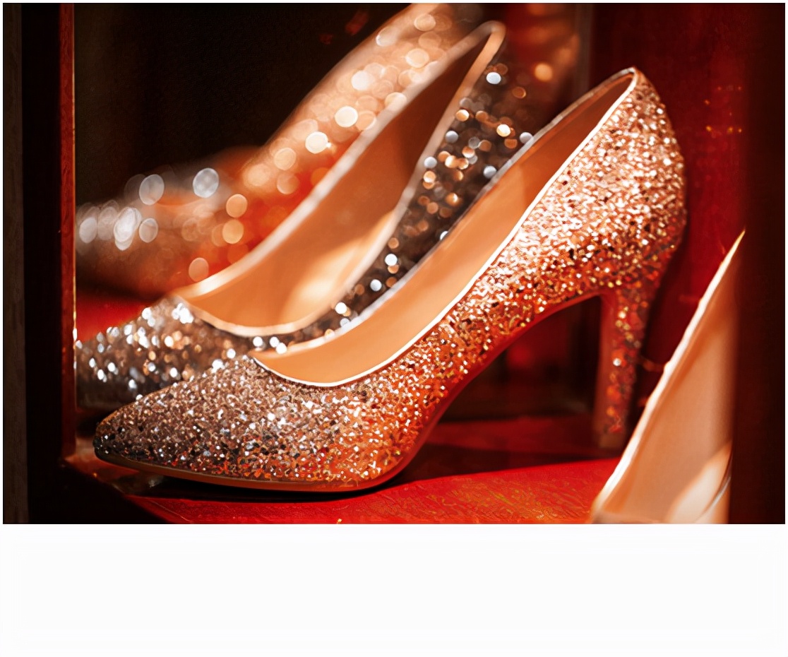 达芙妮40年轮回，充满家族内斗、明星豪门、资本掠食等，一场大戏