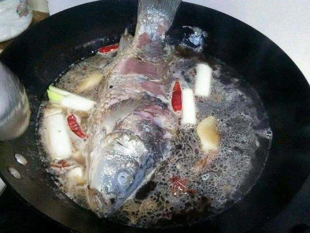 过年炖鱼怎样不散,炖过年鱼家常做法