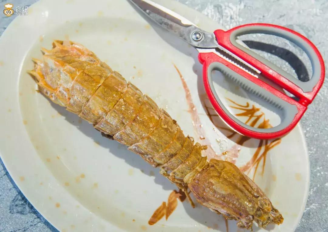 架着凶器吃濑尿虾，简单又粗暴