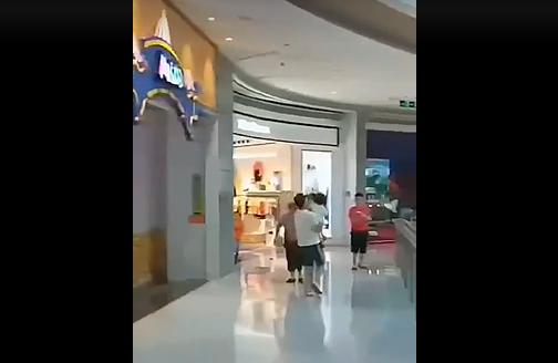 当爸爸带娃路过玩具店时,家长带娃路过玩具店