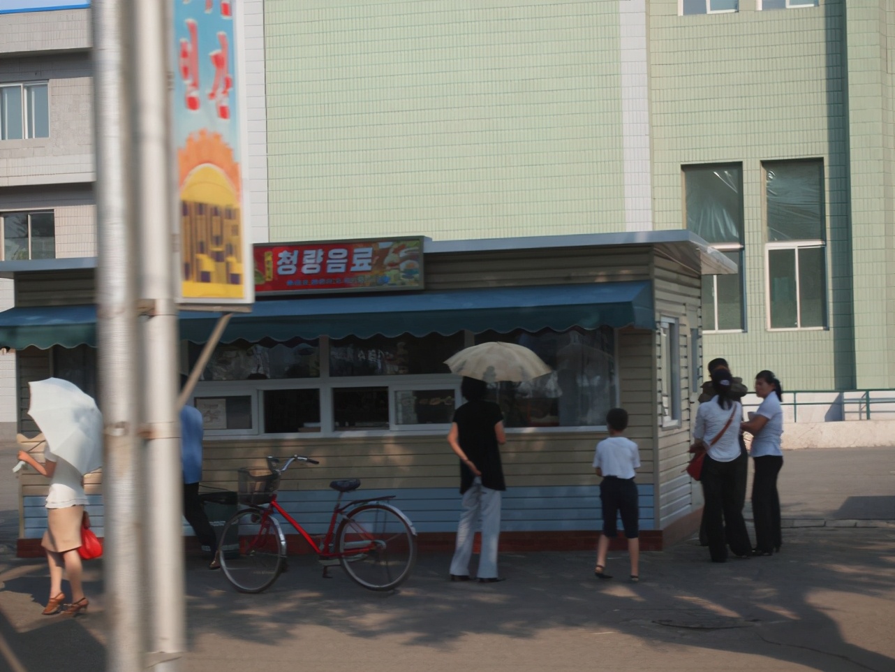 朝鲜有没有假货,朝鲜街头广告牌