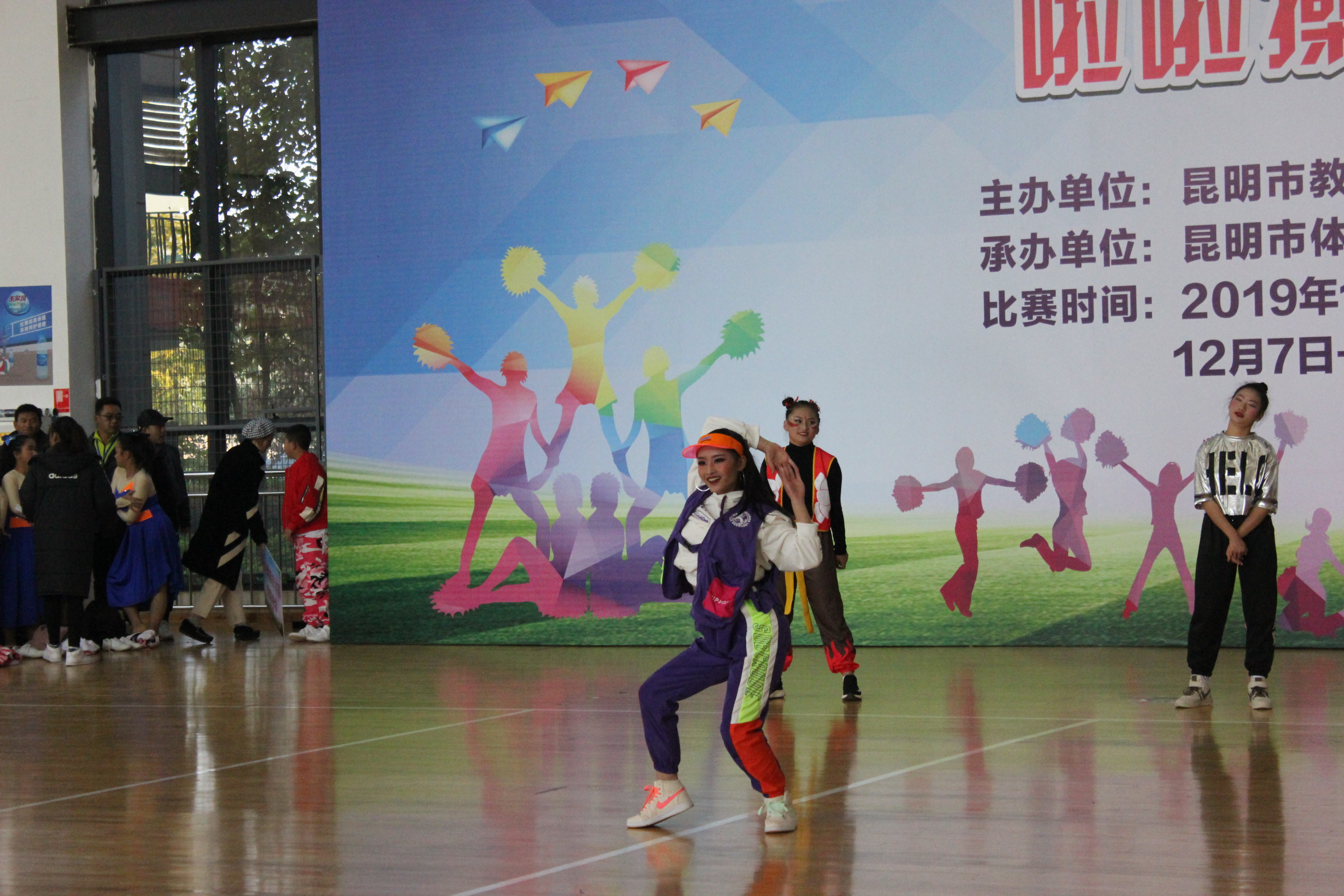 花球啦啦操校园运动会,校园足球啦啦操第二套队形展示