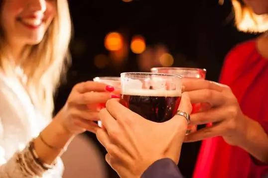 7个好用的解酒妙招赶紧收藏起来,医生怎样喝酒解酒