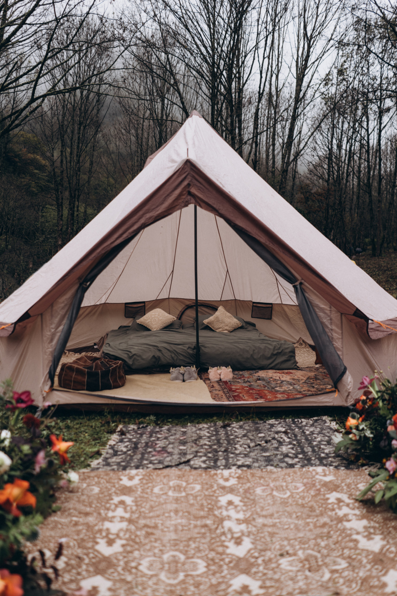 我们带上婚纱，去与世隔绝的山中办了一场绝世婚礼