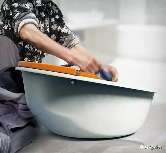 毛衣变形了怎么洗才能恢复原样,毛衣变形了怎么办小妙招