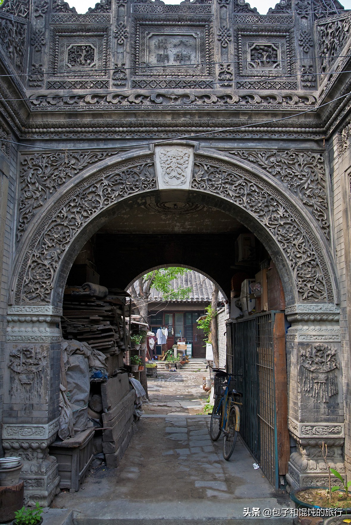 闅愯棌鍦ㄨ儭鍚岄噷鐨勫洓鍚堥櫌,闅愯棌鍦ㄥ洓鍚堥櫌閲岀殑绮鹃洉鎷遍棬