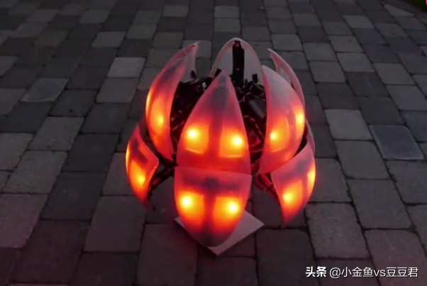 能踢球的智能机器人,能踢足球机器人