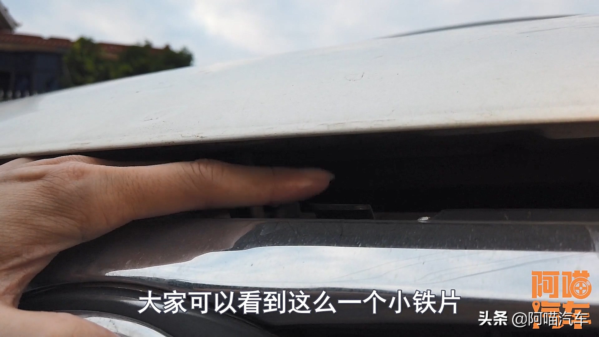 打开引擎盖的正确方式国外,打开引擎盖的正确步骤要不要熄火