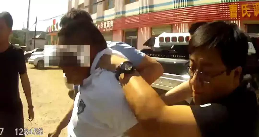 特大涉黑恶犯罪团伙落网现场曝光,警方打掉涉黑团伙照片亮了