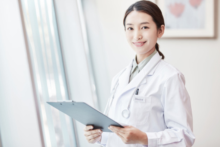 腹痛伴有恶心想吐跟脾胃有关系吗,胃不舒服恶心想吐出血是胃癌吗