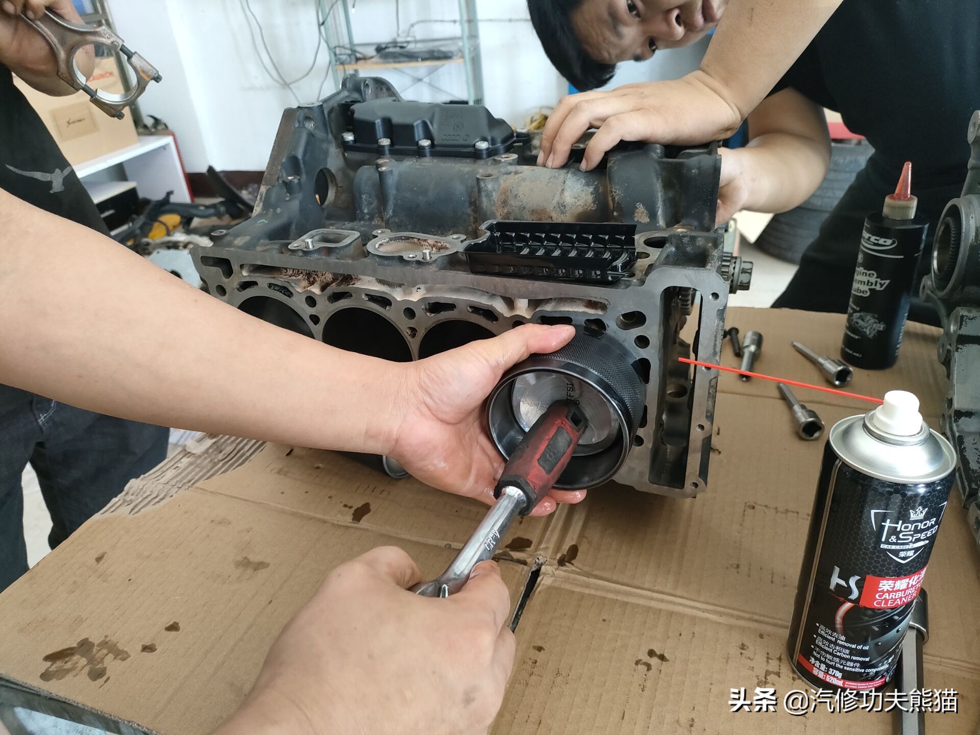 老途观发动机漏油维修,老途观涡轮增压器漏油维修多钱