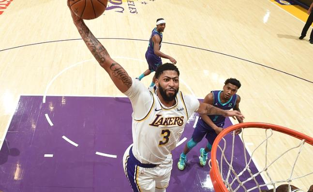 霍华德和詹姆斯飙分大战,戴维斯半场0分