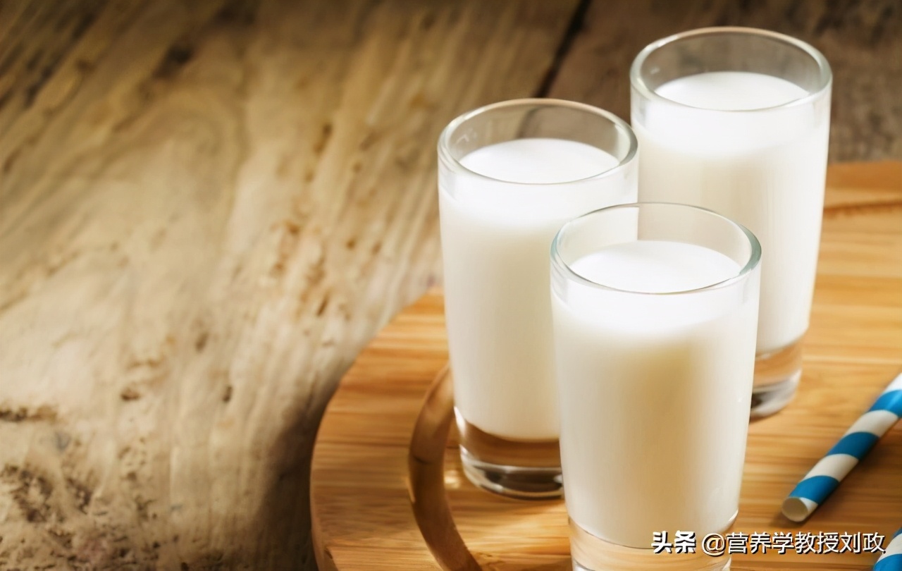 健康科普中老年要不要每天喝牛奶 (老年人怎样喝牛奶科学)