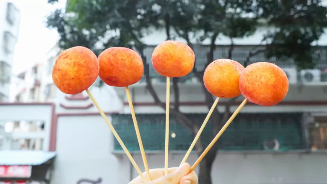 台湾胖子老板开的8㎡小店，专卖会膨胀的QQ球，嘴小的别来！