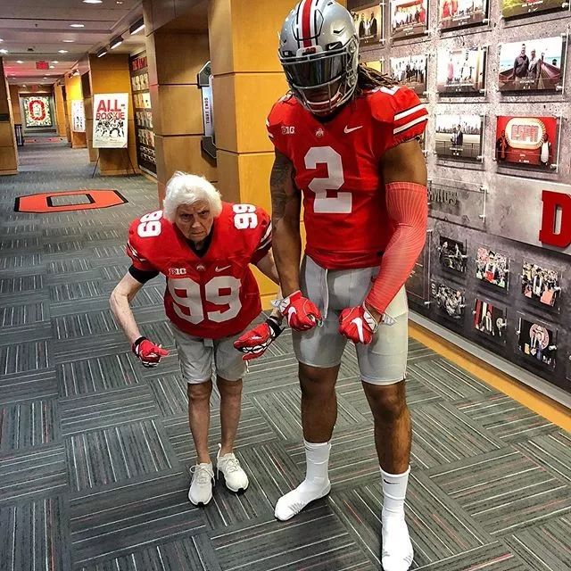 93岁奶奶恶搞27岁孙子,一夜爆红!1300万网友围观:奶奶太坑了