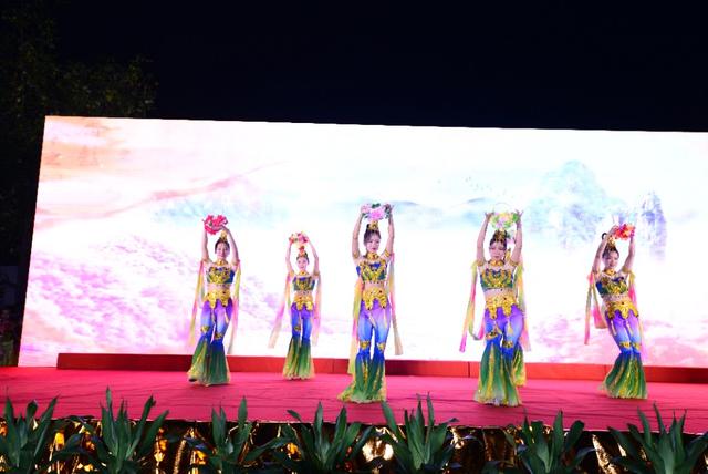 鐑椆搴嗙鏉庢皬瀹楃濂犲熀浠紡,鐣閽熸潙瀛斿瓙璇炶景