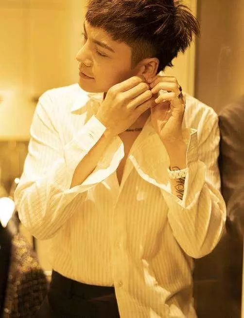 陈伟霆戴耳钉视频,陈伟霆黑色耳钉