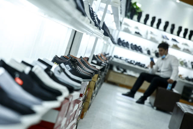 收回经营权，租赁改自营、引入直播卖货……郑州昔日“鞋业一哥”能否新生？