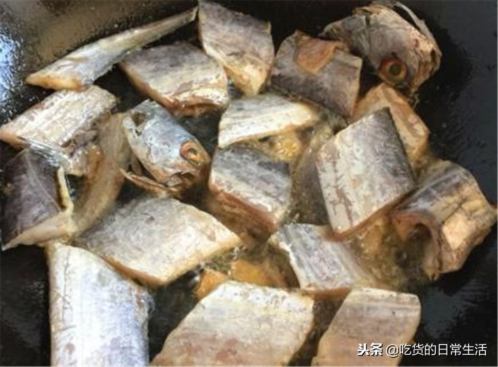 只要记住两点保证煎的鱼不粘锅,这样煎出来的鱼非常漂亮不粘锅