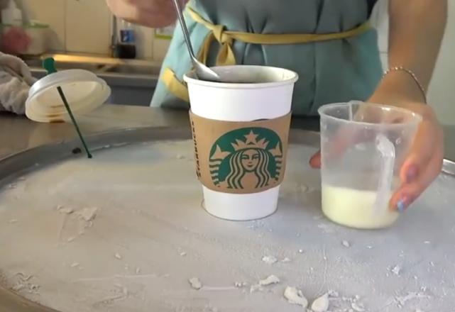 小姐姐用星巴克咖啡“炒菜”，一份接近40元，网友：贵的是咖啡