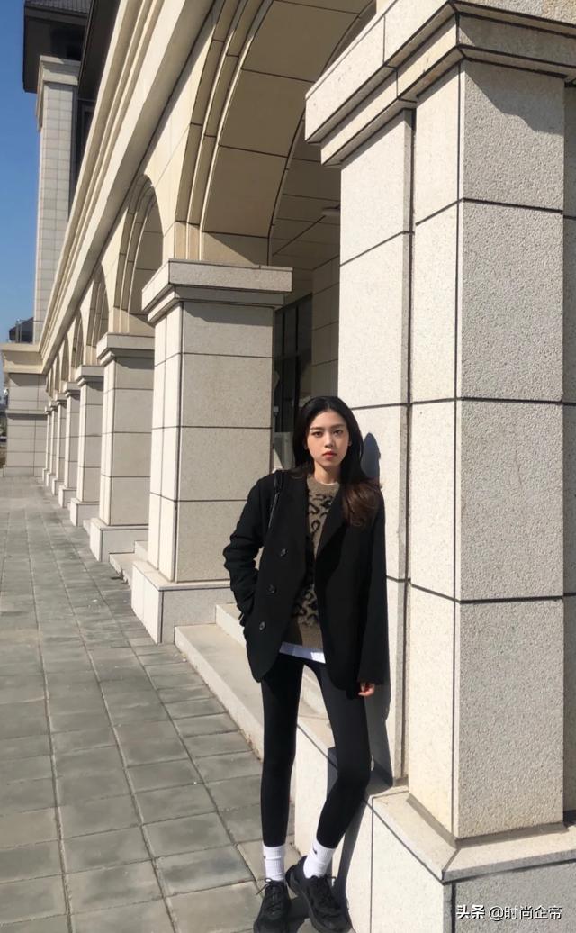 最近爆火的鲨鱼裤这样穿更时髦,今年流行的鲨鱼裤保暖