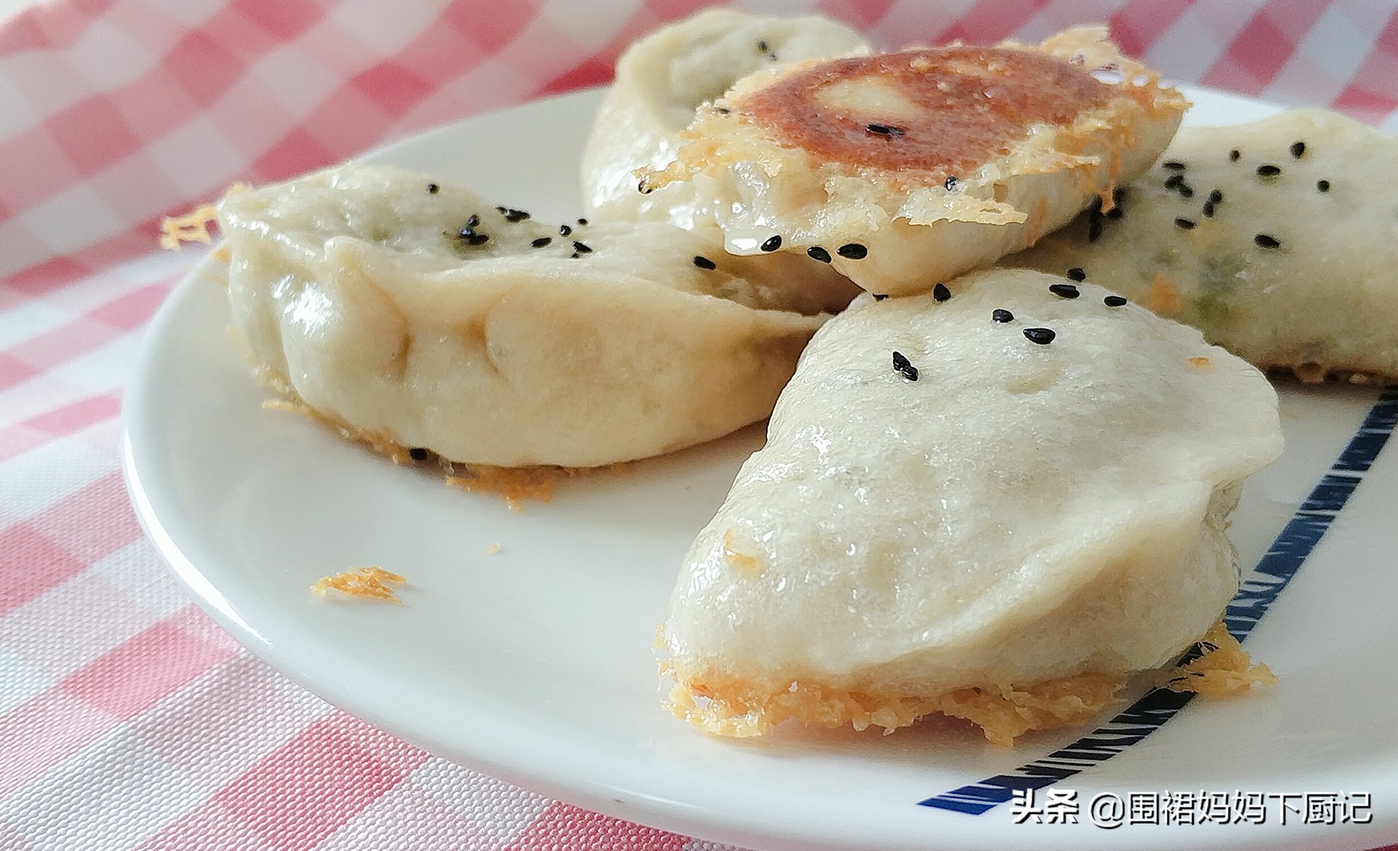 焦香美味的水煎包就做好了,焦香可口的水煎包