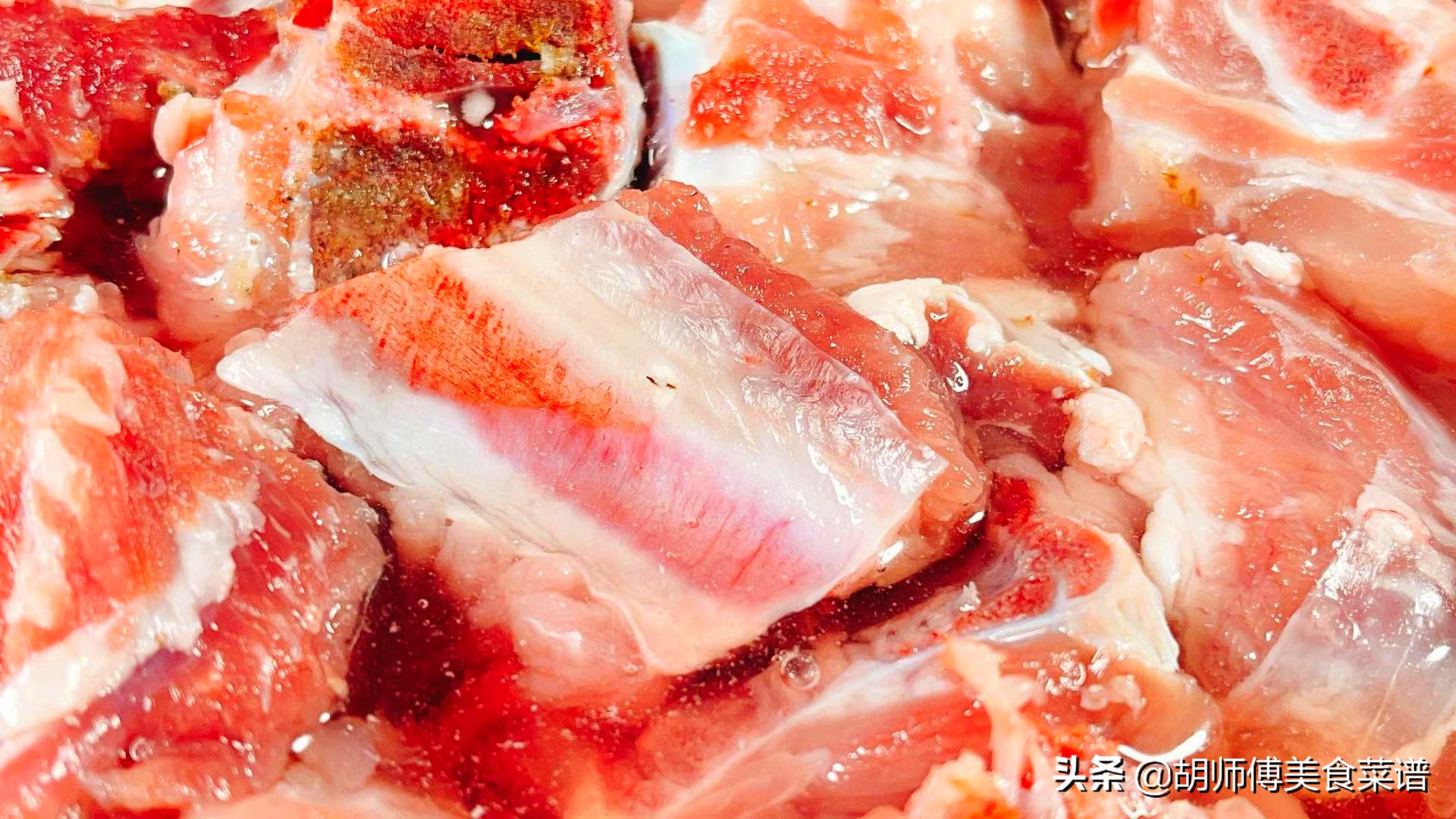 炖排骨先炒葱姜汤不白,炖排骨有人先焯水