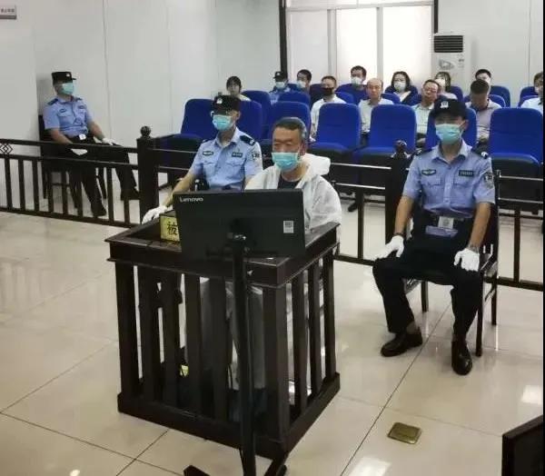 老上级是“教父级黑老大”的保护伞，如今，他也犯了同一个错