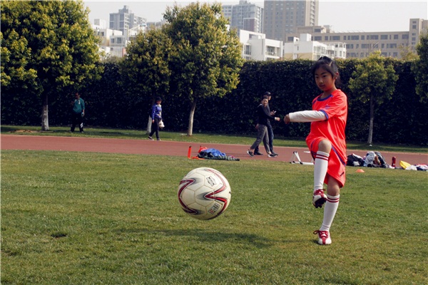零基础的小朋友怎么教踢足球,昆明足球成人训练