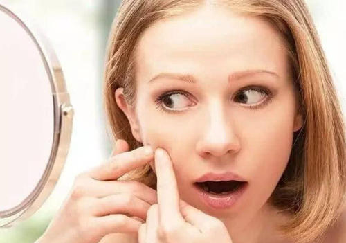 怎样让痘痘快速“瘪”下去？做好1件事最要紧，祛痘不留痘印