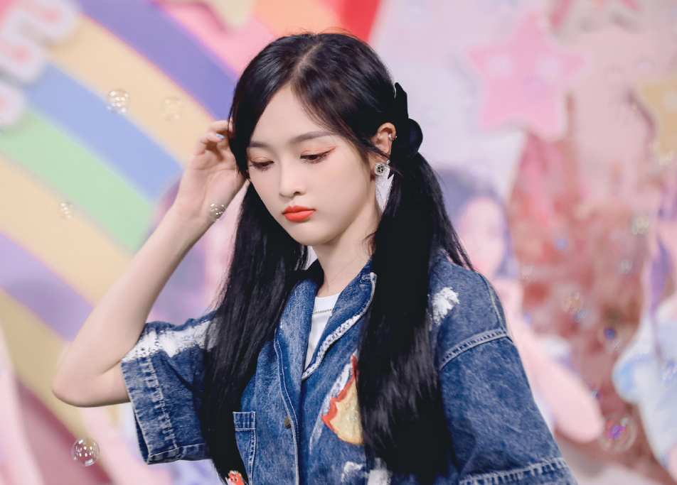 吴宣仪跳舞蝴蝶结短裙,吴宣仪穿粉色西装加粉色短裤