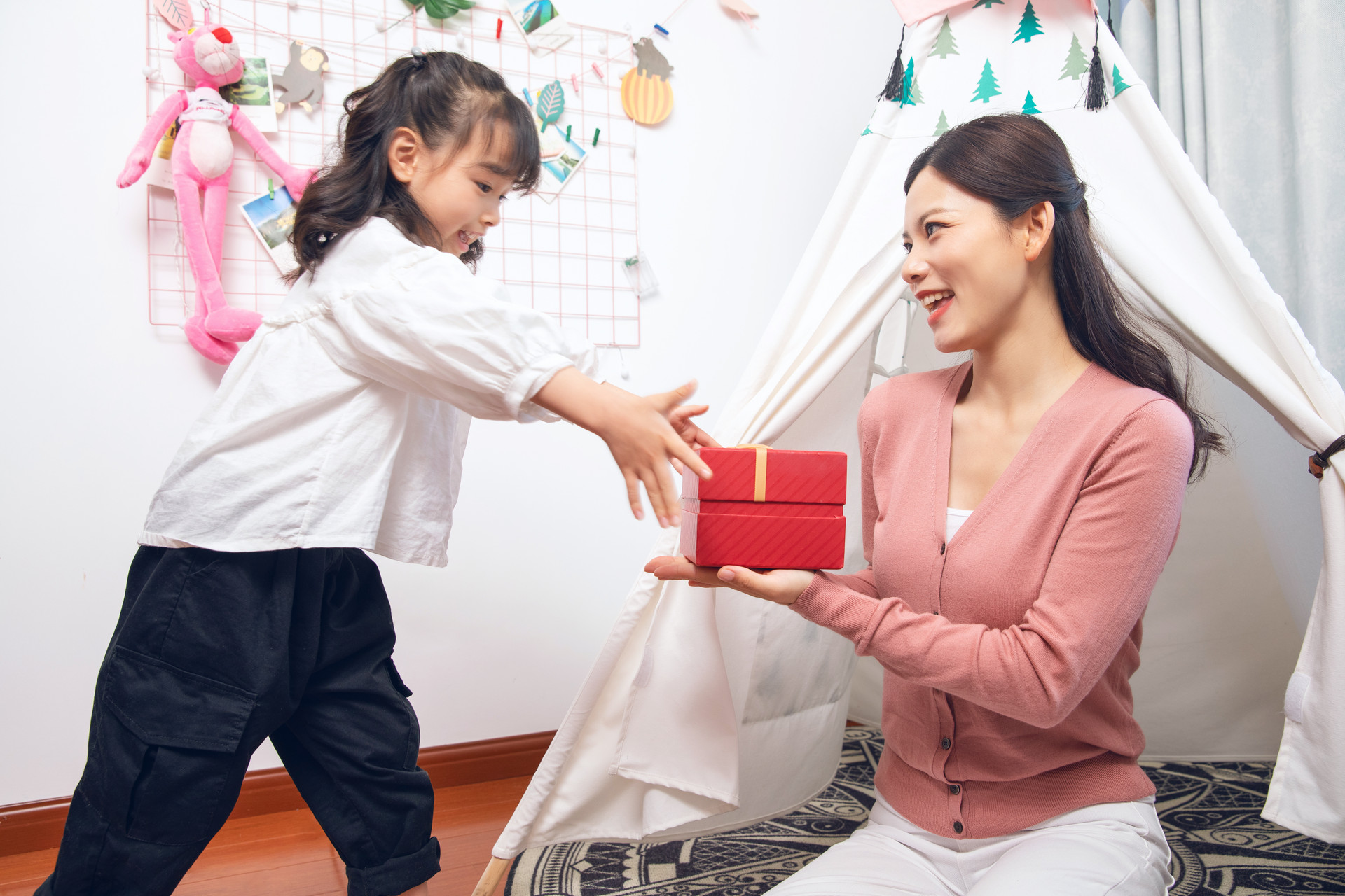 过年给孩子送礼物的讲究,过年给小孩买什么送礼