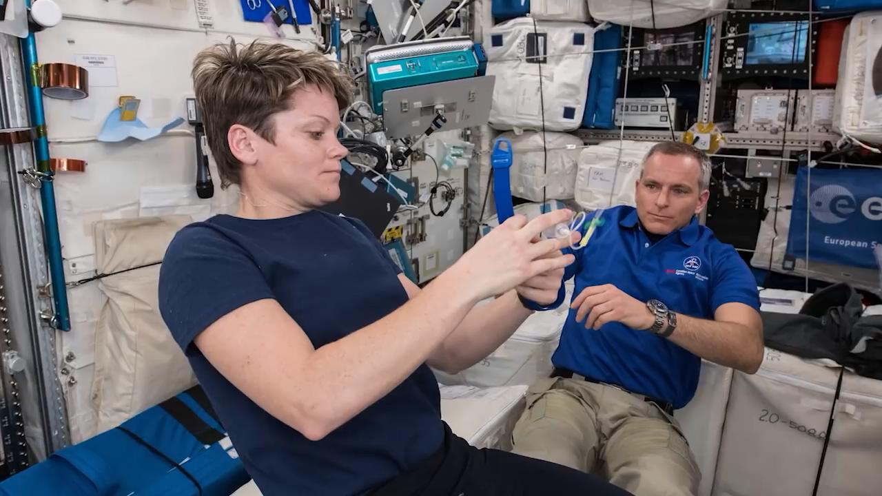 帮助宇航员回到宇宙飞船,帮助宇航员登上月球