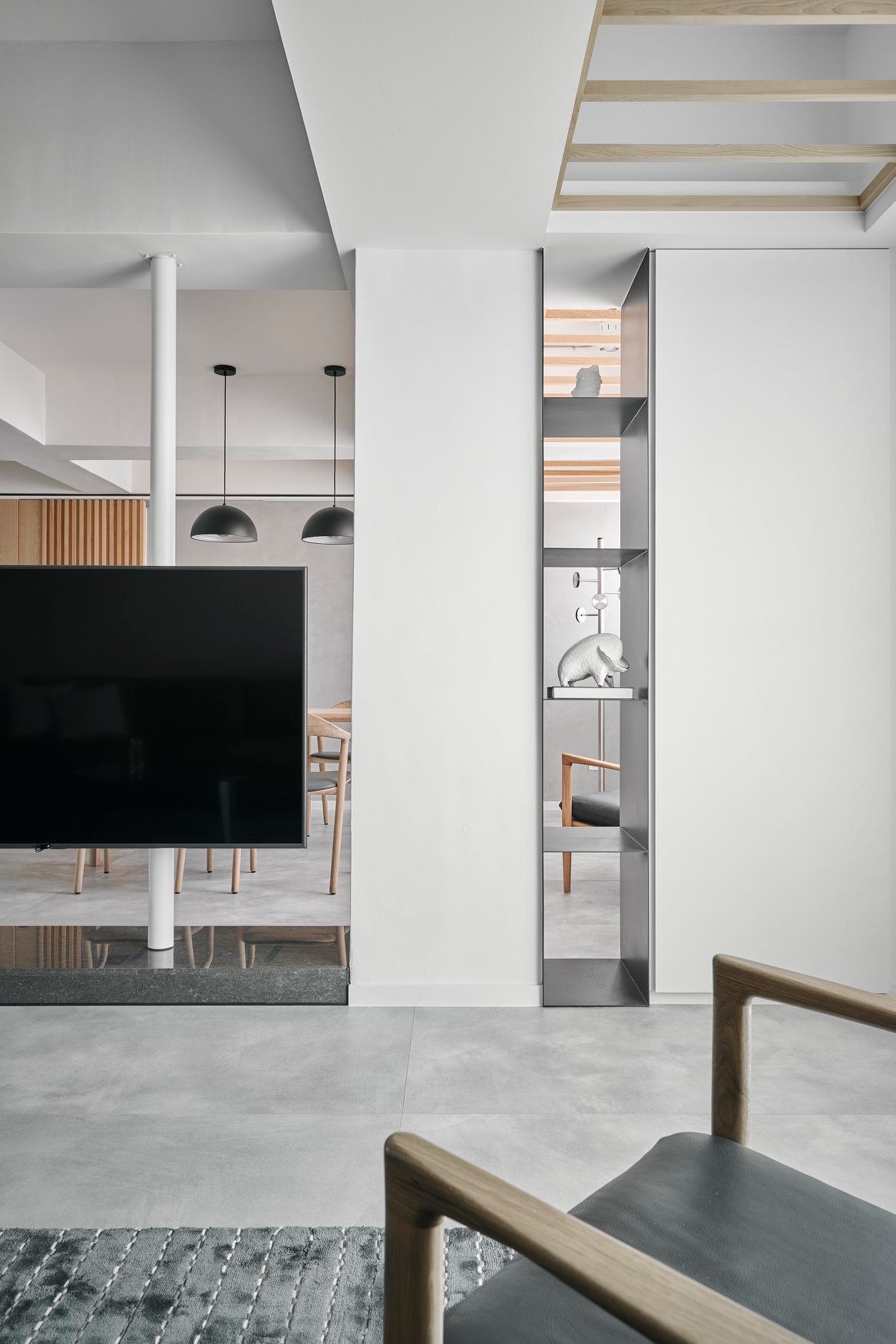 200㎡简约水泥系楼中楼，掇拾30年老宅融洽光景！原木家具