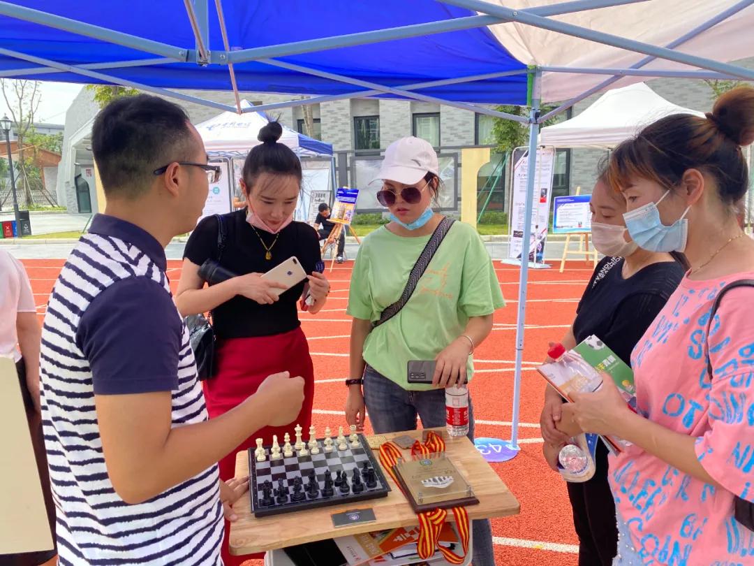 近百个摊摊摆进学校，校长家长都来了