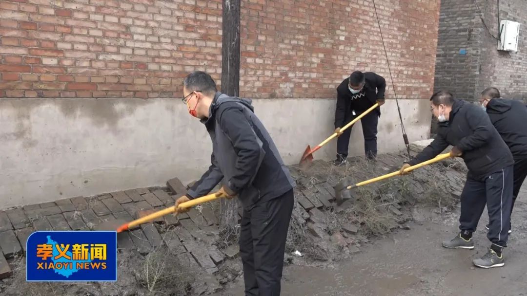 教育系统*党**员教师参加灾后清淤