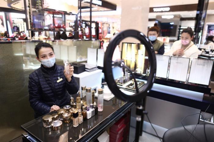 西安传统企业纷纷自救谋变，线上卖烤肉、卖口红、卖房……