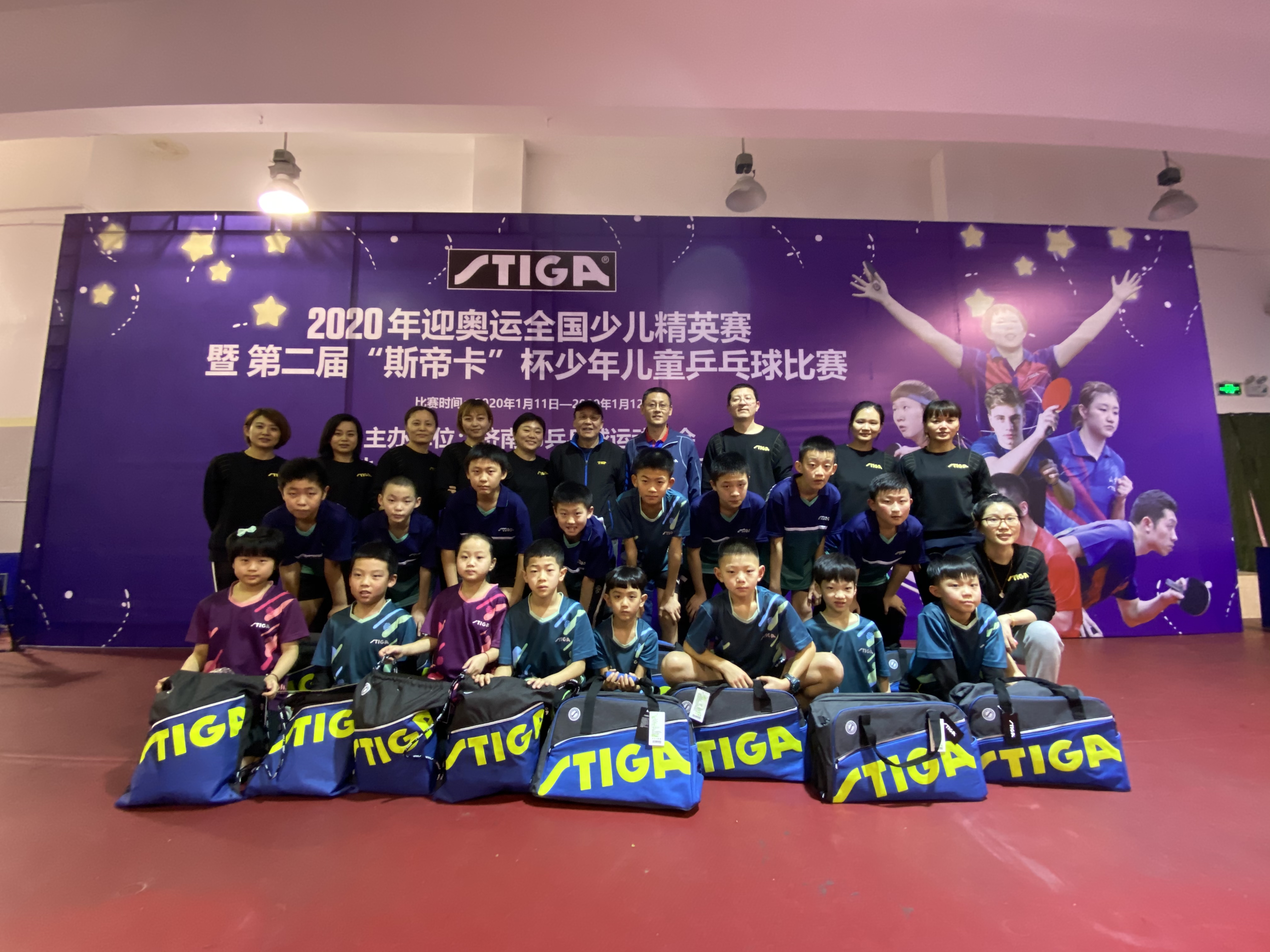 现在的小孩打乒乓球,现在的小朋友乒乓球打得好厉害