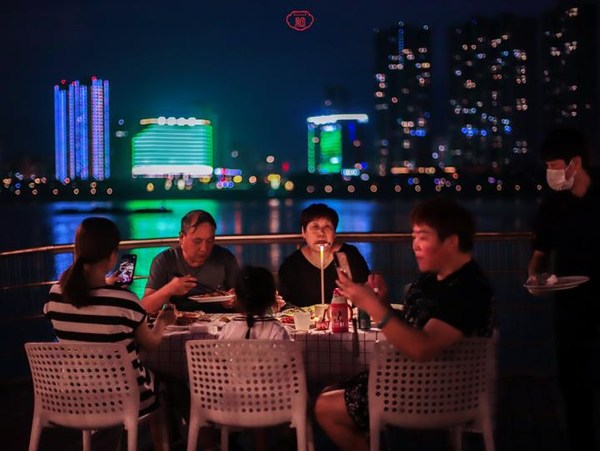 桐庐夜游富春山居景区,桐庐富春江夜游和白天游