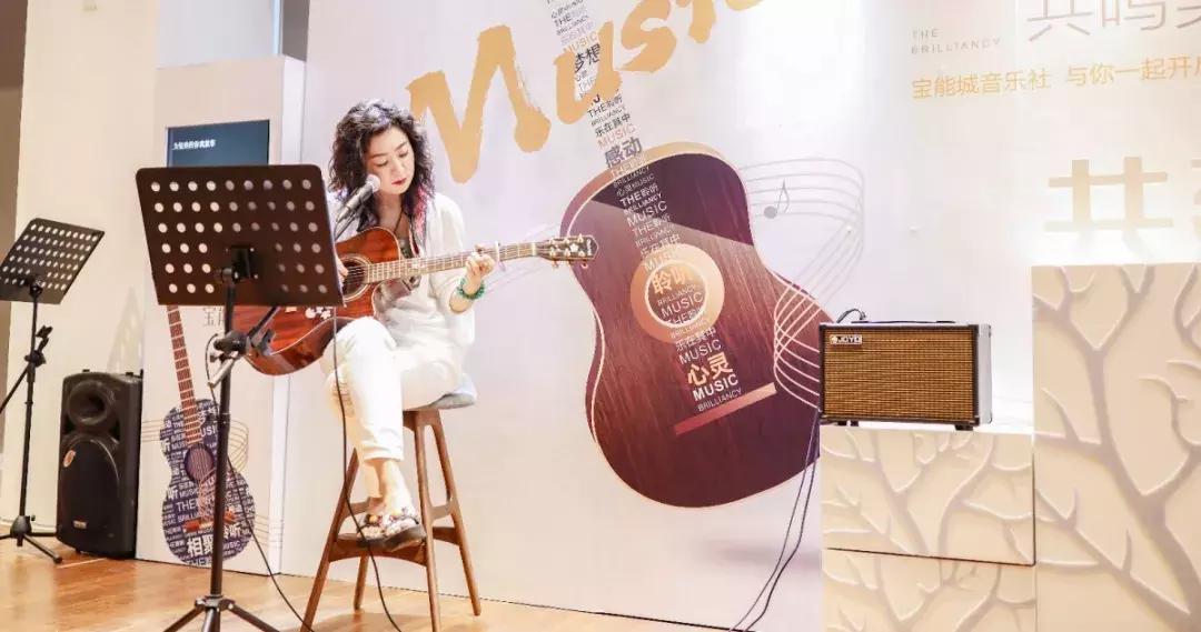 北有阿那亚社群，南有册之丘社群，后者60%研究生以上学历