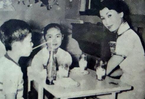 1988年,在大会上“请小平同志不要吸烟”的女人,后来怎样了