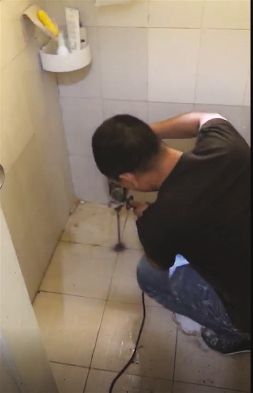 男子网上找人修厕所，10多分钟灌83斤胶水收费7000元!
