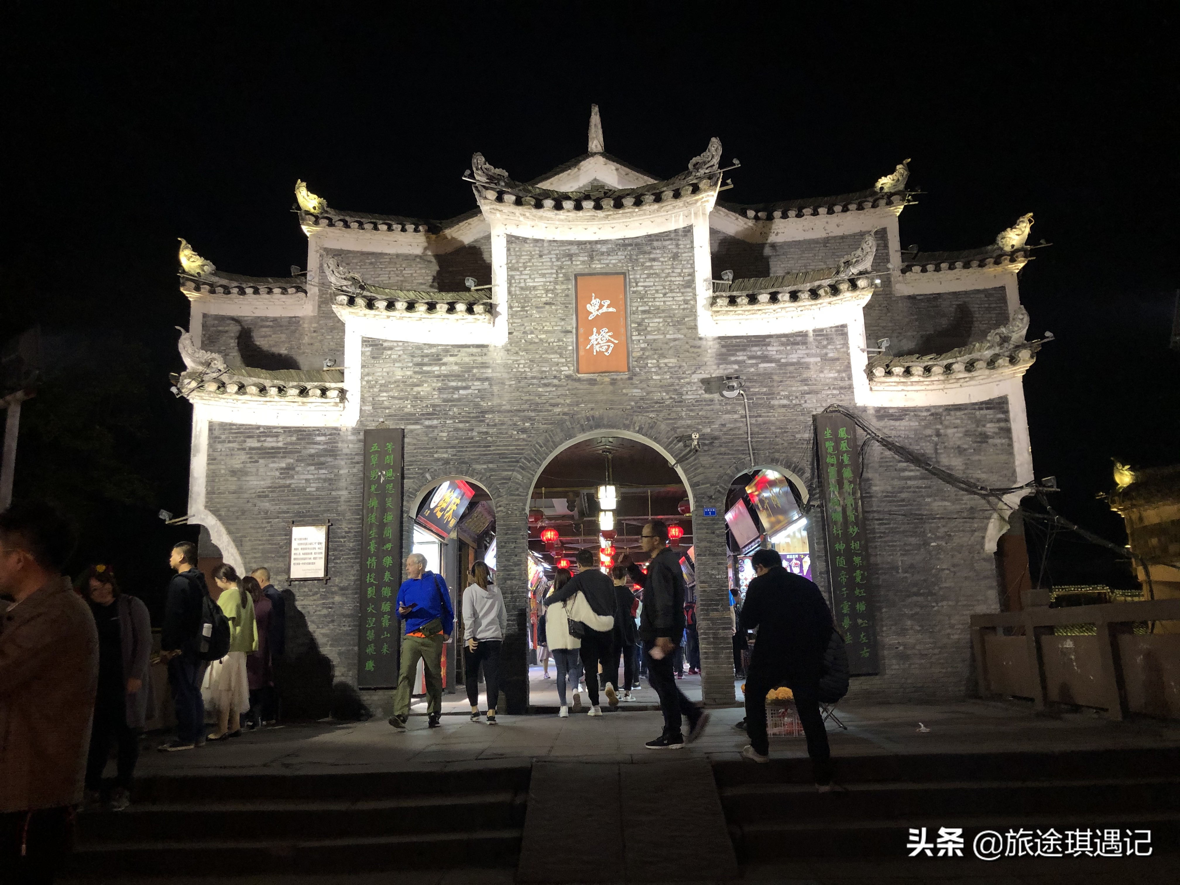 漫步在雨中的凤凰古城,凤凰镇古镇夜景