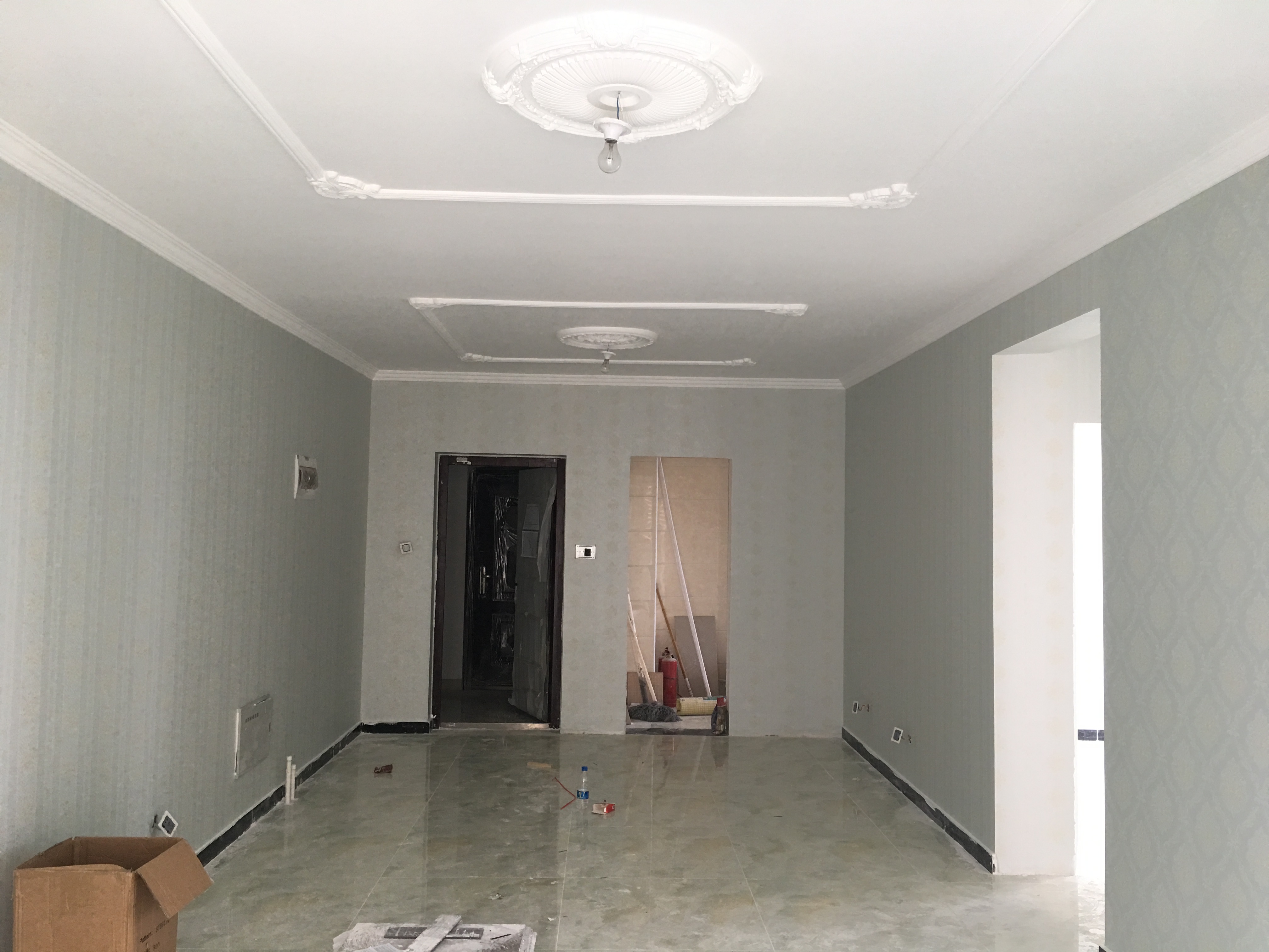 贴墙纸不要踢脚线怎么处理好看,踢脚线先装还是墙纸先贴